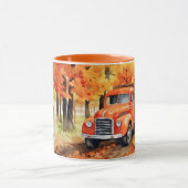 Oranje  pick-up truck in het najaar mok (Midden)