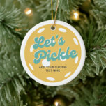 Oranje Pickleball Laten we gepersonaliseerde tekst Keramisch Ornament<br><div class="desc">Een leuk pickleball ornament met een oranje pickleball,  "Let's Pickle" in een leuk retro lettertype en je aangepaste tekst. Voeg een spelersnaam,  de naam van de pickleball club,  een grappig gezegde,  enz. Maakt een perfecte pickleball feestgunst of kerstcadeau.</div>