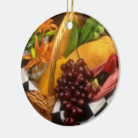 Oranje picknand met wijn, kaas, brood en keramisch ornament (Links)