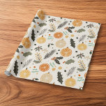 Oranje plakjes en Pine Christmas Cadeaupapier<br><div class="desc">sinaasappels plakjes en dennentakken sinaasappel en groen,  warme kleuren Christmas Gift Wrap.</div>