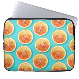 Oranje plakken op blauw laptop sleeve