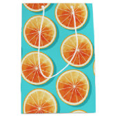 Oranje plakken op blauw medium cadeauzakje (Voorkant)