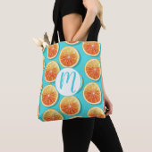 Oranje plakken op blauw tote bag (Dichtbij)