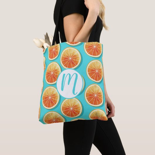 Oranje plakken op blauw tote bag (Dichtbij)