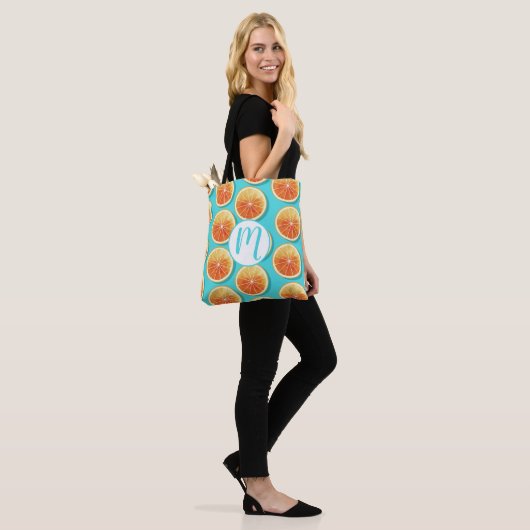 Oranje plakken op blauw tote bag (Op model)