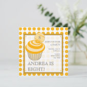 Oranje Polka Dot Cupcake Birthday Party Invitation Kaart (Staand voorkant)