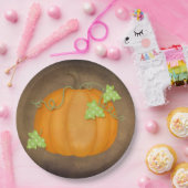 Oranje pompoen op bruin papieren bordje (Feest)