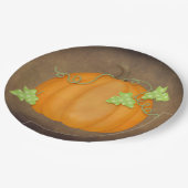 Oranje pompoen op bruin papieren bordje (Gekanteld)