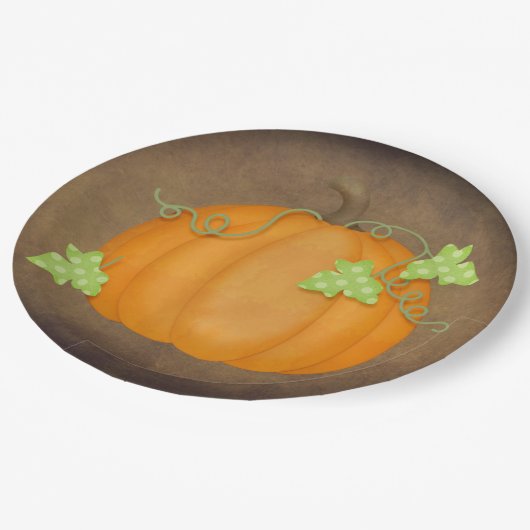 Oranje pompoen op bruin papieren bordje (Gekanteld)