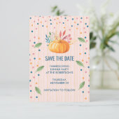 Oranje pompoen op roze en goudstapes save the date (Staand voorkant)