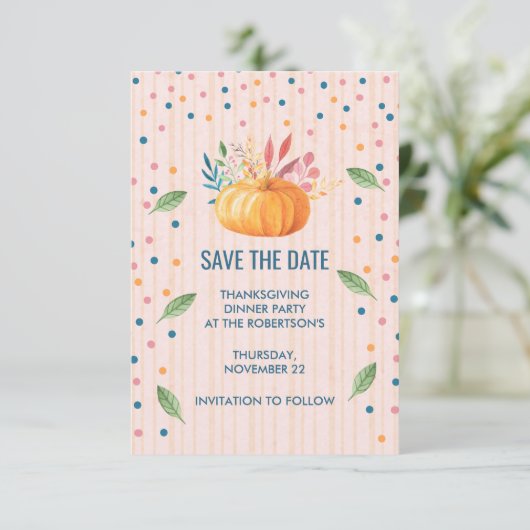Oranje pompoen op roze en goudstapes save the date (Staand voorkant)