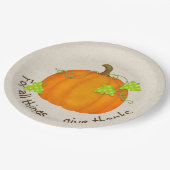 Oranje pompoen op schoot papieren bordje (Gekanteld)