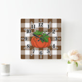 Oranje pompoen op White Brown Checkered Pattern Vierkante Klok (Huis)
