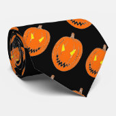 Oranje pompoen op zwart stropdas (Opgerold)