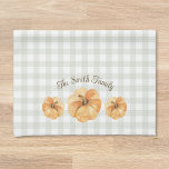 Oranje pompoenen Thanksgiving familienaam Theedoek<br><div class="desc">Op maat ontworpen moderne rustieke keukenhanddoeken voor het herfstseizoen in de herfst met waterverf oranje pompoenen met persoonlijke familienaam op salie buffelcontrolepatroon.</div>