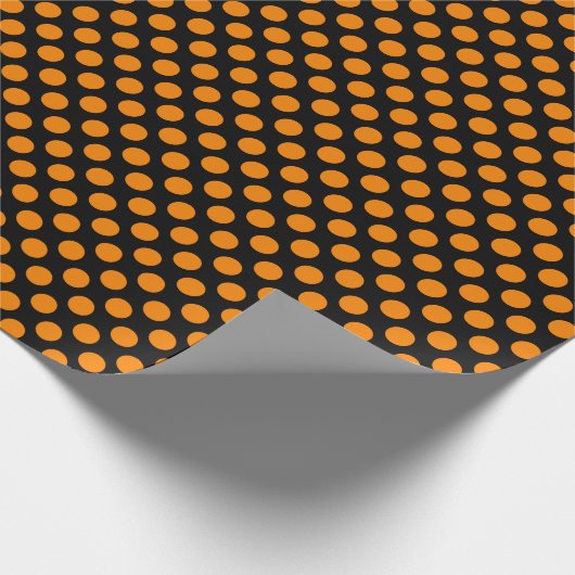 Oranje pooldot op zwart omslagpapier cadeaupapier (Hoek)