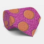 Oranje poolpunten op roze magenta lederen afdruk stropdas (Opgerold)
