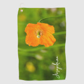 Oranje Poppy Flower Foto op groen met naam Golfhanddoek (Voorkant)