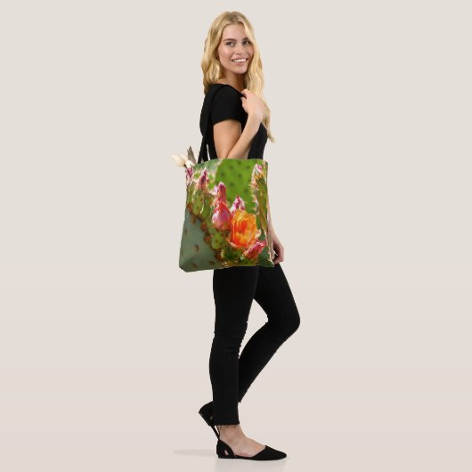 Oranje Prickly Pear Blooms Tote Bag (Op model)