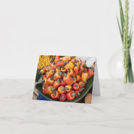 Oranje rode paprika's op de markt voor groenten va kaart