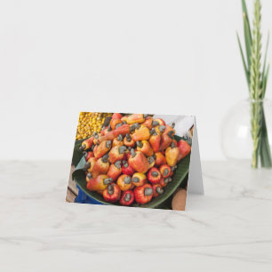 Oranje rode paprika's op de markt voor groenten va kaart