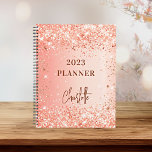 Oranje roos gold glitter name script 2023 planner<br><div class="desc">Een oranje en goudgradiëntachtergrond van het roos. Gedemoreerd met faux glitter sparkles. Pas een titel en een naam aan en voeg deze toe. De naam wordt geschreven met een modern manuscript,  de handtekening kijkt.</div>