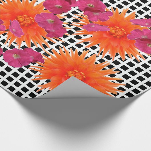 Oranje roze bloemen B/W-vinkslagpapier Cadeaupapier (Hoek)