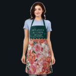 Oranje roze bloemmotief monogram schort<br><div class="desc">Verhoog uw ruimte met het Oranje Roze Bloempatroon Monogram tapijt, met een levendige mix van warme tinten, delicate bloemdetails en een persoonlijke touch. Perfect voor het toevoegen van warmte en elegantie aan woonkamers, slaapkamers of ingangen, dit tapijt creëer een stijlvolle en uitnodigende sfeer. Ideaal voor diegenen die houden van een...</div>