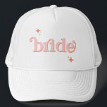 Oranje ROZE Disco Bruid Bruids Party hen DO Shirt Trucker Pet<br><div class="desc">Stap terug in de tijd met onze Retro Disco Ball Bridal Shower Invitations & Decor collectie. Dompel jezelf onder in de nostalgie van de jaren 70 met gedempte beige en grijze bogen, versterkt door groovy zilveren glitterlettertypen. De iconische retro discobal staat centraal en roept een tijdperk van disco-glamour op, terwijl...</div>