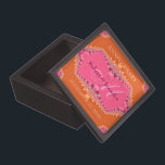 Oranje   Roze ontwerpmonogram Premium Decoratie Doosje<br><div class="desc">kacheldoos met magnetieus deksel in vers oranje en zoet roze klepfrezen. Pas het monogram aan met initiaal en naam - of verander het in om het even welke tekst en lay-out u wilt. Maakt een prachtig cadeau - vul de doos met sieraden, potpourri, munten, kristallen nog veel meer. Ook geschikt...</div>