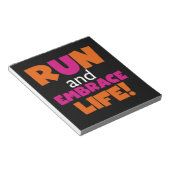 Oranje roze tekstechniek met draaiende marathon notitieblok (Schuin)