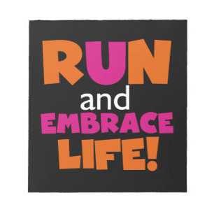 Oranje roze tekstechniek met draaiende marathon notitieblok