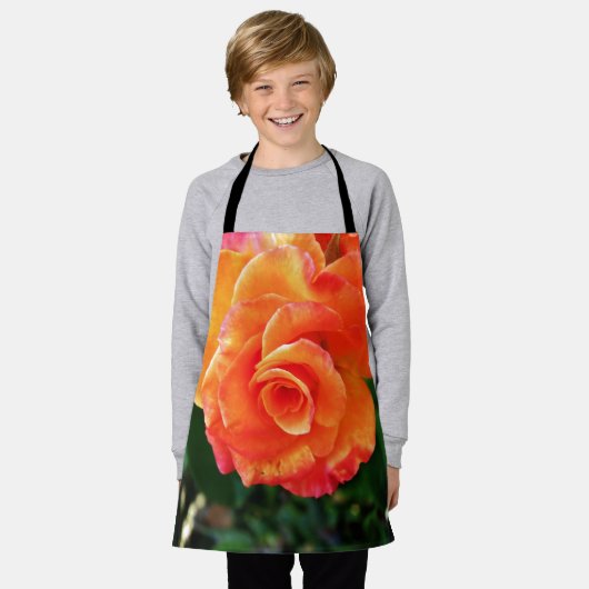 Oranje rozen bloem schort (Gedragen)