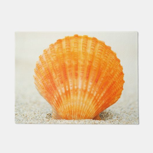 Oranje schelp rechtop in zand deurmat (Voorkant)