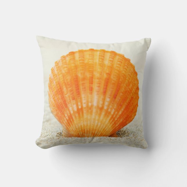 Oranje schelp rechtop in zand kussen (Voorkant)