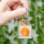 Oranje schelp rechtop in zand sleutelhanger (Hand)