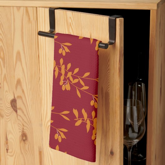 Oranje silhouetbladeren op rood theedoek (Derde Gevouwen)