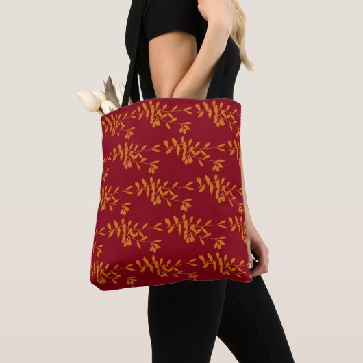 Oranje silhouetbladeren op rood tote bag (Dichtbij)