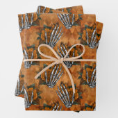 Oranje Skelet Skelet Handen op Oranje Inpakpapier Vel (In situ)