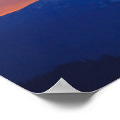 Oranje Sky Snow Capped Blue Mountain Poster (Hoek)