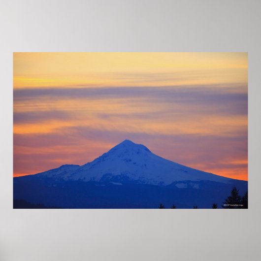 Oranje Sky Snow Capped Blue Mountain Poster (Voorkant)
