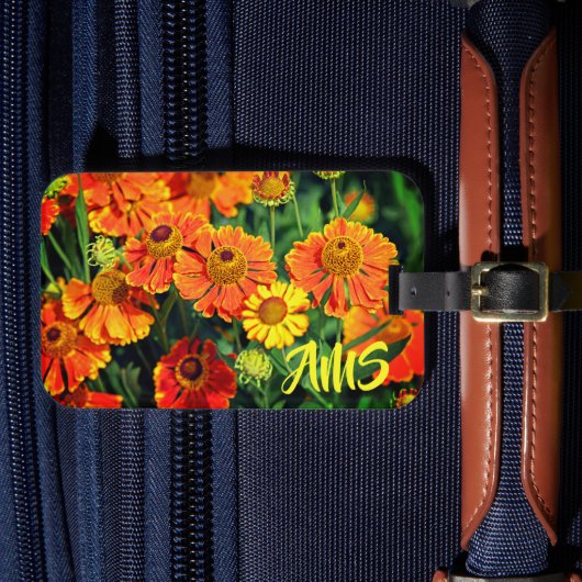 Oranje Sneezewort Flowers Monogram Bagagelabel (Voorkant Insitu 4)