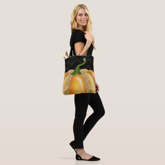 Oranje Sparkle Pumpkin Halloween Birthday Party Tote Bag (Op model)