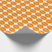 Oranje Stippen patroon op wit met naam Cadeaupapier (Hoek)