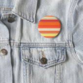 Oranje strepen ronde button 5,7 cm (In situ)