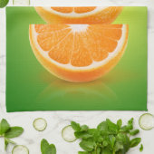 Oranje stukken op groen theedoek (Gevouwen)