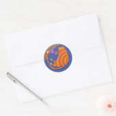 Oranje tabby kat met speelgoed ronde sticker (Envelop)