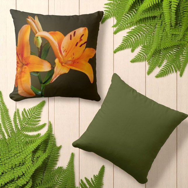Oranje tijger Lily Flowers en Buds Close-up Kussen (tiger lily front and solid green back throw pillow)