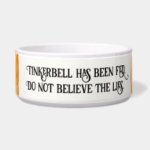 Oranje tijgergestreepte kat is gevoerd