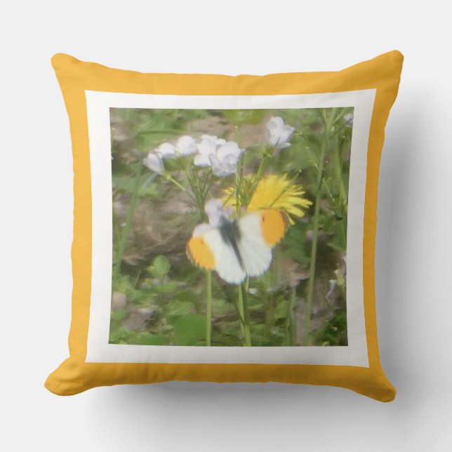 Oranje Tip Vlinder op Bloemen Worp Kussen (Voorkant)